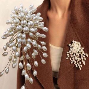 Vintage Elegant Pearl Brooch